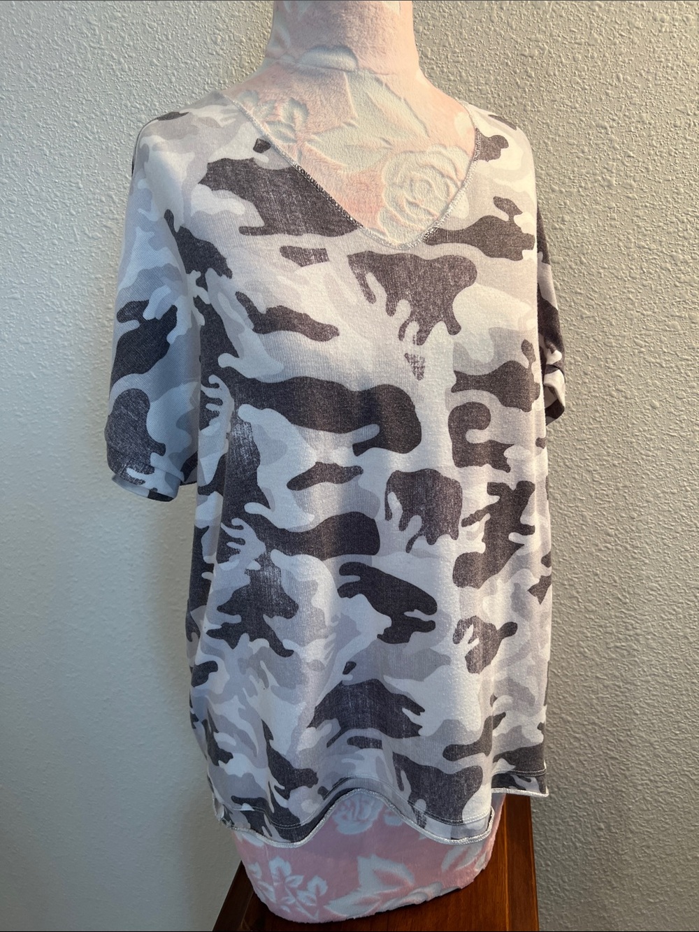 CHARLIE B Gray & White Camo V-Neck Short Sleeve Tee